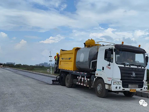 熱烈祝賀我司鶴港高速封層、透層試驗段成功